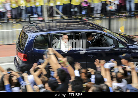 Manila, Philippinen. 18. Januar 2015. Papst FRANCIS kommt, um die Masse an der Hochschule der Universität von Santo Thomas bei seinem Besuch in den Philippinen zu sagen. Bildnachweis: Guillaume Payen/ZUMA Wire/ZUMAPRESS.com/Alamy Live-Nachrichten Stockfoto