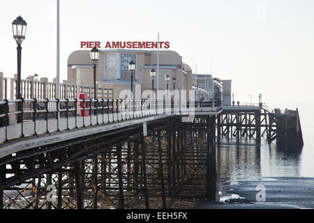 Worthing Pier, West Sussex, England mit architektonischen Details und Meer und Strand. Stockfoto