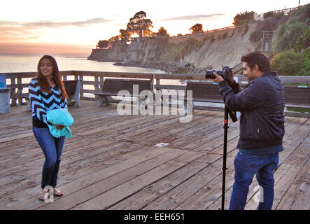 paar Touristen fotografieren einander auf Capitola Pier in Santa Cruz County, California Stockfoto