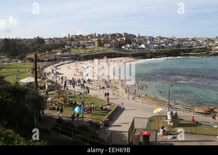 Bronte Beach in den östlichen Vororten Sydneys an einem sonnigen Sonntag im Sommer. Stockfoto