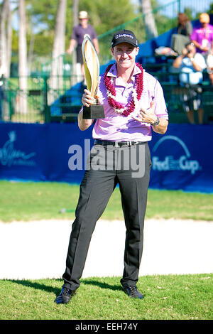 Honolulu, Hawaii. 18. Januar 2015. Honolulu, Hawaii, USA. 18. Januar 2015. Jimmy Walker stellt mit der Trophäe nach dem Gewinn der Sony Open im Waialae Country Club in Honolulu, Hawaii. © Csm/Alamy Live News Bildnachweis: Cal Sport Media/Alamy Live News Stockfoto