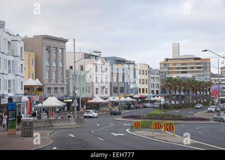 Campbell Parade in Bondi Beach, die den Hauptstrom ist, der den Strand entlang läuft. Stockfoto