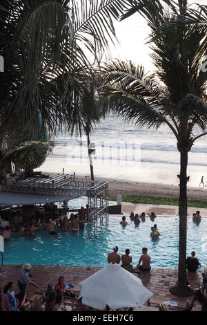 Touristen auf einem Seminyak Bali bar den Sonnenuntergang über den Strand. Stockfoto