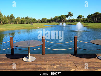 Cafe auf dem künstlichen Teich mit Springbrunnen. Stockfoto