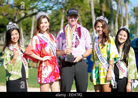 Honolulu, Hawaii. 18. Januar 2015. Honolulu, Hawaii, USA. 18. Januar 2015. Jimmy Walker stellt mit der Trophäe nach dem Gewinn der Sony Open im Waialae Country Club in Honolulu, Hawaii. © Csm/Alamy Live News Bildnachweis: Cal Sport Media/Alamy Live News Stockfoto