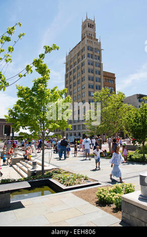 Viele Menschen im Pack Square Park in der Innenstadt von Asheville NC an einem hellen Sommertag Stockfoto