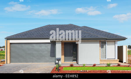 Typische Fassade ein neues modernes Vorstadthaus Stockfoto