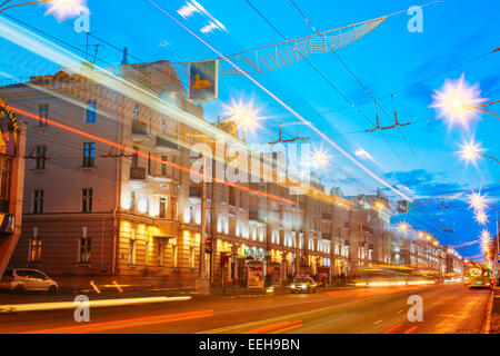 GOMEL, Weißrussland - 22. November 2014: Speed Traffic - Light Trails auf Lenin Avenue In Gomel, Weißrussland. Straße in der Nacht, lange Exposu Stockfoto