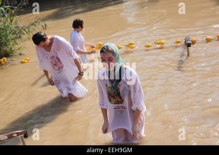 Jericho. 18. Januar 2015. Christliche Pilger nehmen Teil an einer Zeremonie an der Taufstelle Qasr el-Yahud am Ufer des Jordan River in der Nähe von der Westbank-Stadt Jericho, 18. Januar 2015 genannt. Orthodoxe Christen strömten zum Jordan, das Fest der Erscheinung des Herrn am traditionellen Standort zu feiern, wo es geglaubt wird, dass der Täufer Jesus Christus getauft. Bildnachweis: Luay Sababa/Xinhua/Alamy Live-Nachrichten Stockfoto