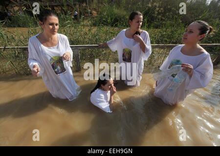 Jericho. 18. Januar 2015. Christliche Pilger nehmen Teil an einer Zeremonie an der Taufstelle Qasr el-Yahud am Ufer des Jordan River in der Nähe von der Westbank-Stadt Jericho, 18. Januar 2015 genannt. Orthodoxe Christen strömten zum Jordan, das Fest der Erscheinung des Herrn am traditionellen Standort zu feiern, wo es geglaubt wird, dass der Täufer Jesus Christus getauft. Bildnachweis: Luay Sababa/Xinhua/Alamy Live-Nachrichten Stockfoto