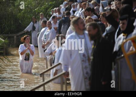 Jericho. 18. Januar 2015. Christliche Pilger nimmt Teil an einer Zeremonie an der Taufstelle Qasr el-Yahud am Ufer des Jordan River in der Nähe von der Westbank-Stadt Jericho, 18. Januar 2015 genannt. Orthodoxe Christen strömten zum Jordan, das Fest der Erscheinung des Herrn am traditionellen Standort zu feiern, wo es geglaubt wird, dass der Täufer Jesus Christus getauft. Bildnachweis: Luay Sababa/Xinhua/Alamy Live-Nachrichten Stockfoto