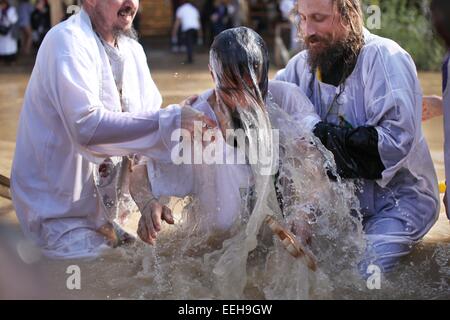 Jericho. 18. Januar 2015. Christliche Pilger nehmen Teil an einer Zeremonie an der Taufstelle Qasr el-Yahud am Ufer des Jordan River in der Nähe von der Westbank-Stadt Jericho, 18. Januar 2015 genannt. Orthodoxe Christen strömten zum Jordan, das Fest der Erscheinung des Herrn am traditionellen Standort zu feiern, wo es geglaubt wird, dass der Täufer Jesus Christus getauft. Bildnachweis: Luay Sababa/Xinhua/Alamy Live-Nachrichten Stockfoto