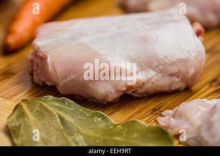 Einige Stücke von rohem Fleisch mit Gemüse und Gewürzen Stockfoto
