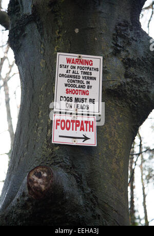Heger Schilder Warnung an Bäumen von Federwild auf dem Lande auf einem Winterspaziergang auf North Wales gesehen Stockfoto