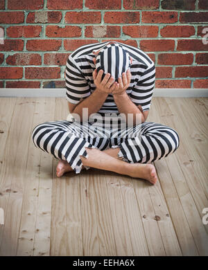 Porträt eines reuigen Menschen Gefangenen im Gefängnis uniform Stockfoto