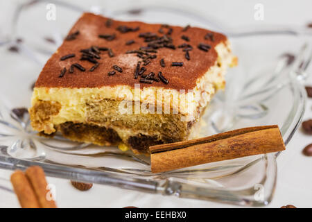 Tiramisu-Torte mit Kaffeebohnen und Zimt Stockfoto