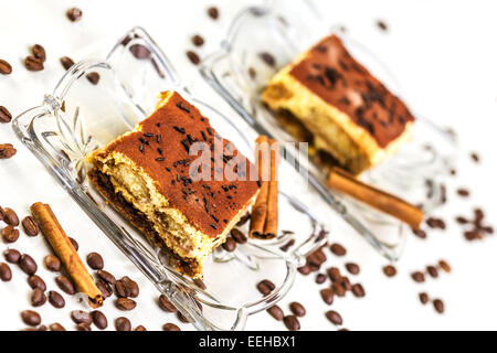 Tiramisu-Torte mit Kaffeebohnen und Zimt Stockfoto