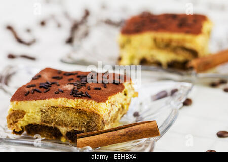 Tiramisu-Torte mit Kaffeebohnen und Zimt Stockfoto