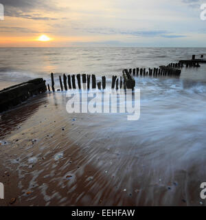 Wellenbrecher im Heacham an der Küste von Norfolk. Stockfoto