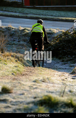 Brighton, UK. 19. Januar 2015. Ein Radfahrer kümmert sich in der eisigen Bedingungen auf einem Pfad am nördlichen Stadtrand von Brighton am frühen Morgen. Kälte hat in dieser kommenden Woche mit Warnungen von Schnee und Eis für Großbritannien vorhergesagt. Bildnachweis: Simon Dack/Alamy Live-Nachrichten Stockfoto