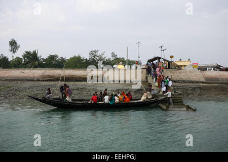 (150119)--Kalkutta, 19. Januar 2015 (Xinhua)--lokale Leute nehmen eine Fähre Boot im Bereich Sunderbans im Ganges-Delta in West Bengalen, Indien, 17. Januar 2015. Das Ganges Dreieck ist ein Flussdelta in der südasiatischen Region von Bengal, bestehend aus Bangladesch und der Bundesstaat West Bengal, Indien. Es ist die weltweit größte Delta. Als UNESCO-Weltkulturerbe schützt die Sunderbans Gebiet von Indien viele Mangrovenwald und Tiere. Lokalen Bevölkerung leben von Fischfang, Landwirtschaft und verwenden die Fähren pendeln. Viele Dörfer verwenden Solarenergie aufgrund des Fehlens von normalen Stromversorgung. (Xinhua/Zheng Huansong Stockfoto