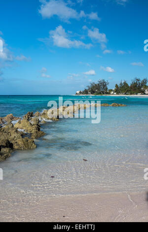 Accra Beach an der Südküste der karibischen Insel Barbados in der Karibik. Dieser Strand ist auch bekannt als Rockley Beach Stockfoto