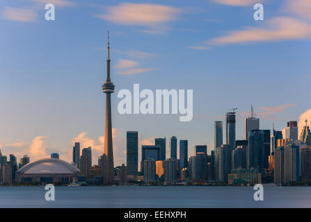 CN Tower in Toronto bei Sonnenuntergang mit einer langen Belichtungszeit, die Toronto Islands entnommen.