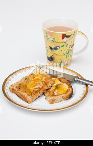 Tee und Toast auf einem weißen Hintergrund. Stockfoto