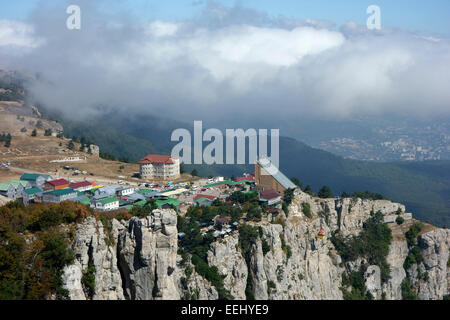 Erhöhten Blick über die Siedlungs- und Seilbahn-Station am Mount Ai-Petri, Krim, Russland Stockfoto