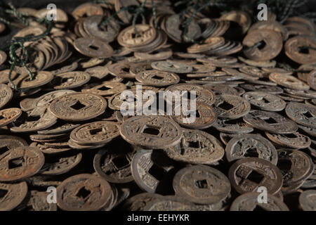 Alten chinesischen Münzprägungen in der Mündung des Batanghari Flusses gefunden. Stockfoto