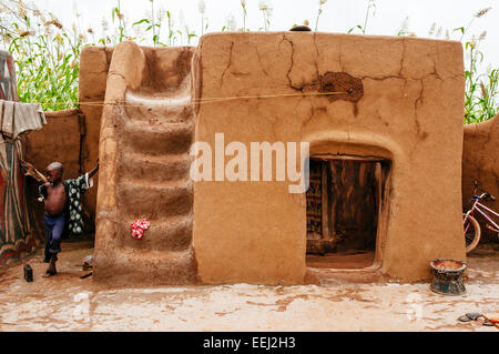Junge neben einem Haus in einer Kassena Familie zusammengesetzte, Ghana Stockfoto