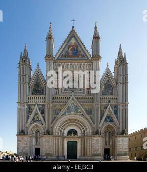 Die gotische Westfassade (Fassade) des Orvieto Kathedrale in Orvieto, Umbrien, Italien. Vor allem erbaut im 14. Jahrhundert. Stockfoto