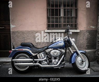 Eine blaue & Chrom Harley-Davidson "Fatboy" geparkt in einer Seitenstraße in Ferrara, Italien. Es hat einen 96 Kubikzoll-Motor mit 6 Gängen. Stockfoto