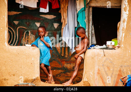 Kassena Kinder in ihrem gemalten Haus Kassena Land, Ghana-Porträt Stockfoto