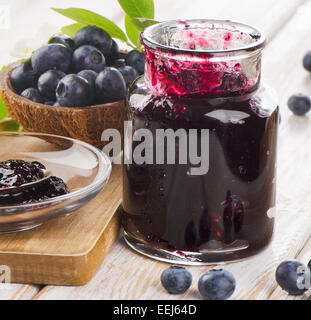 Frische Blaubeeren Marmelade in ein Glas. Selektiven Fokus Stockfoto