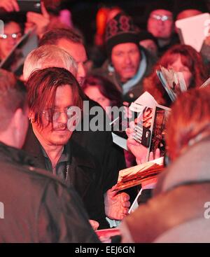 Berlin, Deutschland. 18. Januar 2015. US-Schauspieler Johnny Depp Sigs Autogramm wie kommt er bei der Premiere von seinem neuen film "Mortdecai" im Zoopalast Kino in Berlin, Deutschland, 18. Januar 2015. Der Film startet in den deutschen Kinos am 22. Januar 2015. Foto: Paul Zinken/Dpa/Alamy Live News Stockfoto