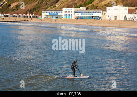 Paddel-Boarder in Bournemouth im Januar Stockfoto