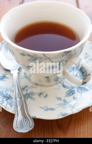 Tee in einem reich verzierten China Tasse Stockfoto