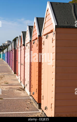 Pastell Strandhütten entlang der Promenade zwischen Bournemouth and Boscombe im November Stockfoto