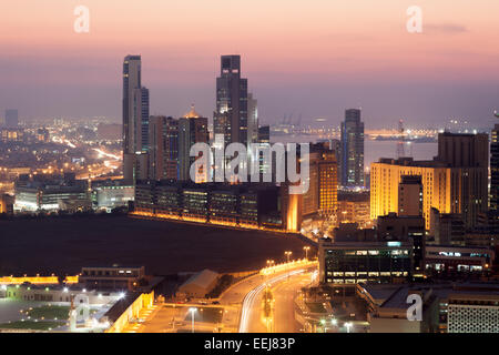 Blick auf Kuwait-Stadt bei Nacht, Nahost Stockfoto