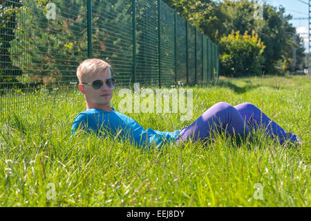 Gut aussehender Mann im park Stockfoto