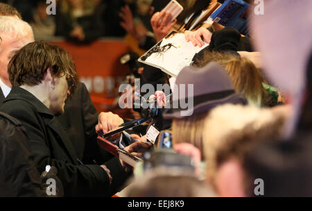 Berlin, Deutschland. 18. Januar 2015. US-Schauspieler Johnny Depp (L) Sigs Autogramm wie kommt er bei der Premiere von seinem neuen film "Mortdecai" im Zoopalast Kino in Berlin, Deutschland, 18. Januar 2015. Der Film startet in den deutschen Kinos am 22. Januar 2015. Foto: Stephanie Pilick/Dpa/Alamy Live News Stockfoto