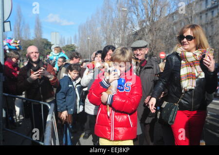 Barcelona, Spanien. 18. Januar 2015. Sant Antoni Abad, Schutzpatron der Tiere (Sant Cugat, Barcelona, Spanien, 18. Januar 2015) eine Tradition in welche alle Arten von Tieren werden gebracht, um gesegnet zu werden.  Kind mit Haustier Credit: Monica Condeminas/Alamy Live News Stockfoto