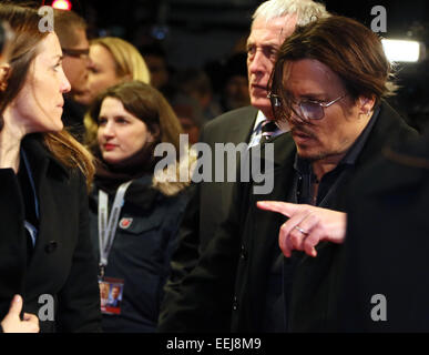 Berlin, Deutschland. 18. Januar 2015. US-Schauspieler Johnny Depp (R) kommt zur Premiere seines neuen Films "Mortdecai" im Zoopalast Kino in Berlin, Deutschland, 18. Januar 2015. Der Film startet in den deutschen Kinos am 22. Januar 2015. Foto: Stephanie Pilick/Dpa/Alamy Live News Stockfoto