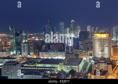 Blick auf Kuwait-Stadt bei Nacht, Nahost Stockfoto