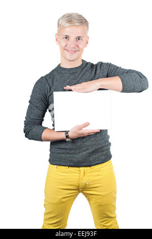 Lächelnde junge legerer Mann mit weißen Schild Stockfoto