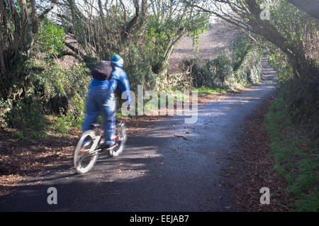 Ein Radfahrer auf einer Spur in Cornwall, Großbritannien Stockfoto