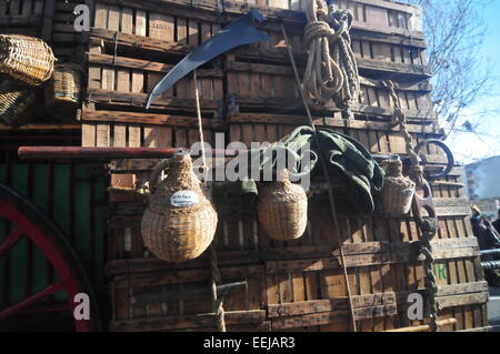 Barcelona, Spanien. 18. Januar 2015. "Tres Tombs" Parade (Sant Cugat, Barcelona, Spanien, 18. Januar 2015) eine Rememebring Tradition der landwirtschaftlichen Vergangenheit der heutigen Städte. Detail des Wagens Käfig mit Wein Flaschen Credit: Monica Condeminas/Alamy Live News Stockfoto