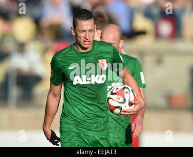 Belek, Türkei. 18. Januar 2015. Nikola Djurdjic des FC Augsburg hält den Ball während eines Testspiel gegen 1. FC Kaiserslautern in Belek, Türkei, 18. Januar 2015. Deutsche Teams bleiben in Belek, für die zweite Hälfte der deutschen Fußball-Bundesliga-Saison vorzubereiten. Augsburg verliert das Spiel 1:2. Foto: Soeren Stache/Dpa/Alamy Live News Stockfoto