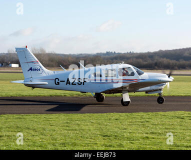 Piper PA-28 Cherokee Arrow II (G-AZSF) des Rollens Wellesbourne Airfield Stockfoto